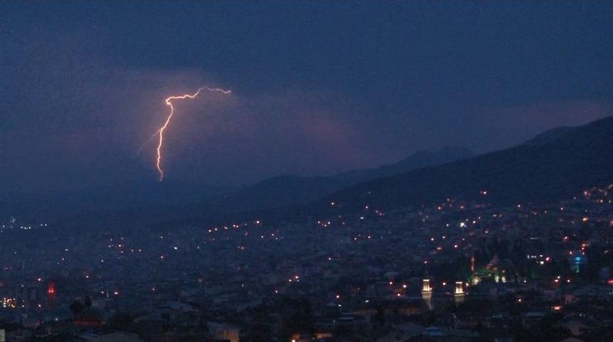 Bursa&rsquo;da G&ouml;ky&uuml;z&uuml;n&uuml; Şimşekler Aydınlattı