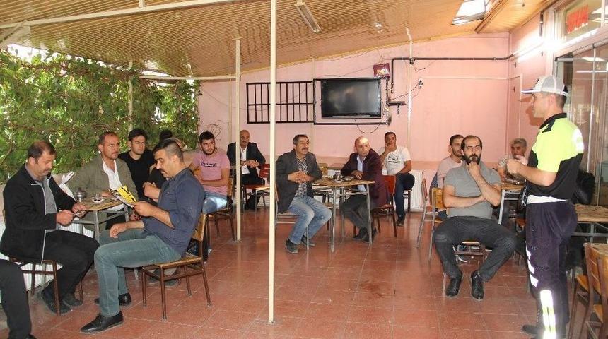 Polis Çay Ocaklarında Trafik Kurallarını Hatırlattı
