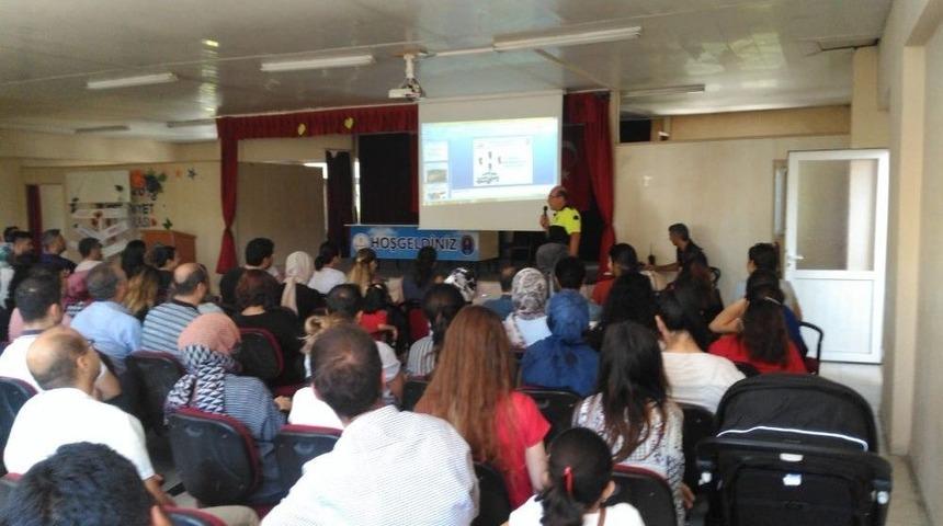 Kula’da Öğretmenlere Trafik Eğitimi Verildi