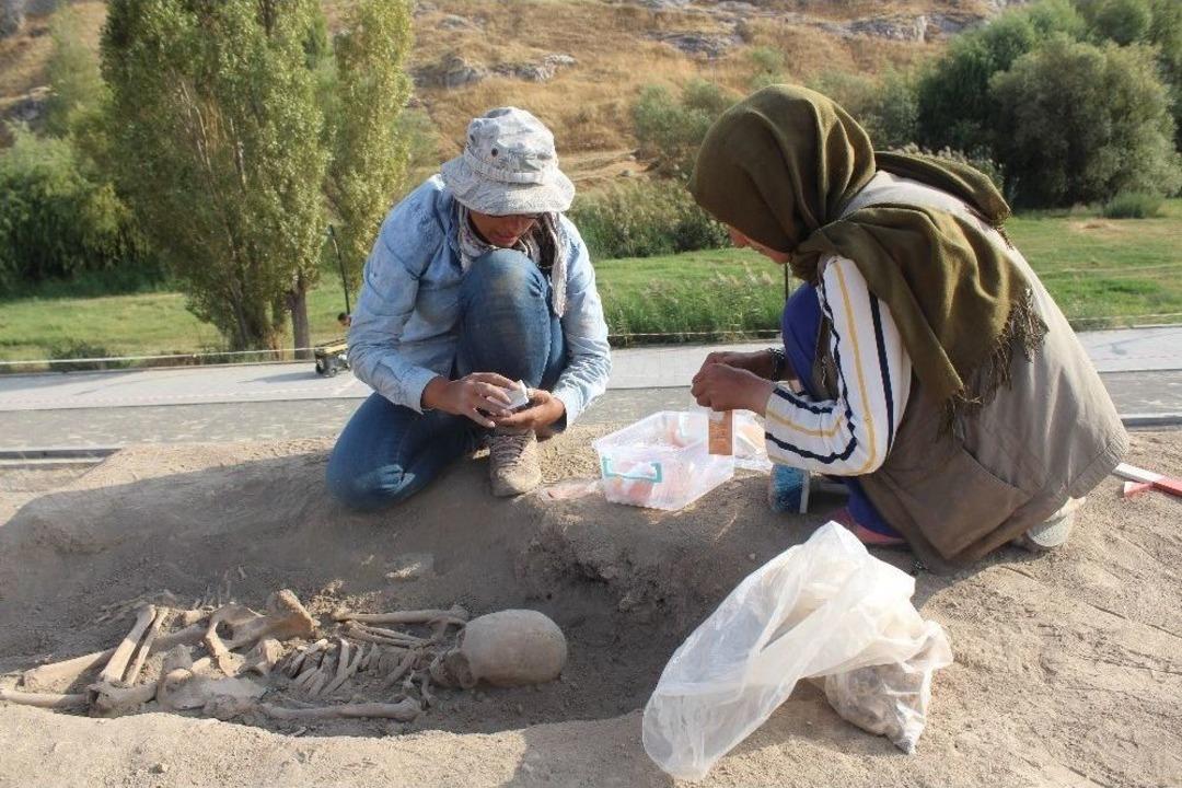 Urartu&rsquo;nun Son Kadınlarına Ait Mezar Bulundu