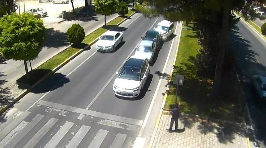 Sol Şeritte Durarak Yayaya Yol Vermek İsteyen S&uuml;r&uuml;c&uuml; Kazaya Neden Oldu