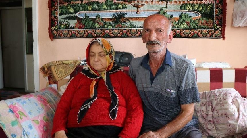 Kağıt Toplayarak G&ouml;rme Engelli Eşine Bakan Yaşlı Adama Devlet Yardım Elini Uzattı