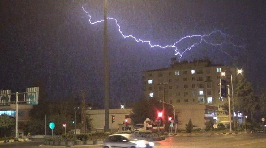 Şimşekler Geceyi G&uuml;nd&uuml;ze &Ccedil;evirdi