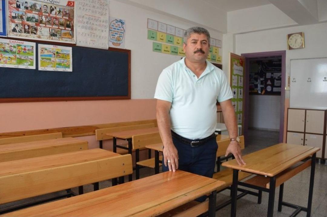 M&uuml;d&uuml;r, Okul Sıralarını Zımparaladı Duvarları Boyadı