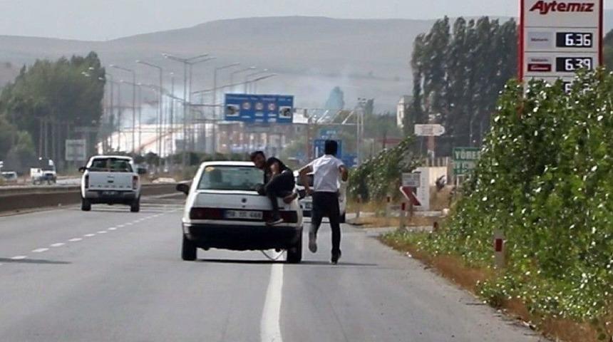 Benzin İstasyonuna Otomobili Böyle Soktular