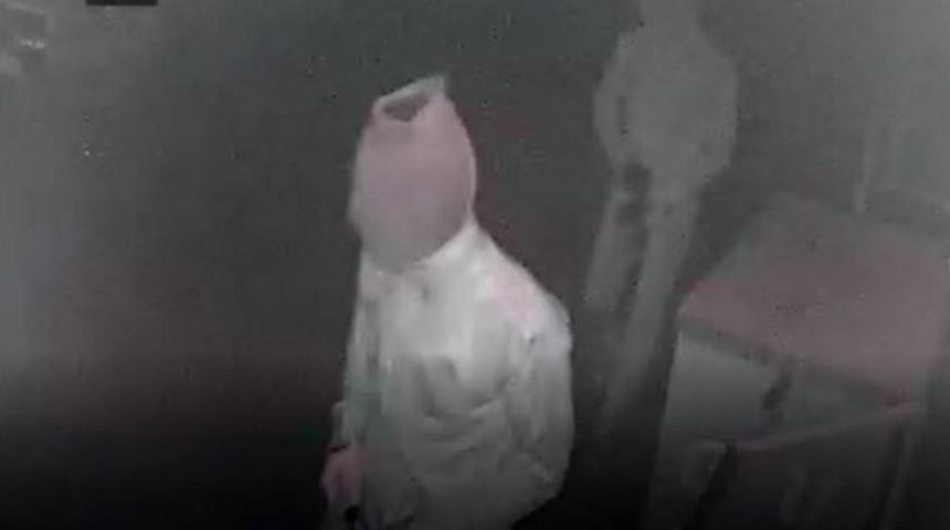 Maskeli Hırsızlar Bakkaldan 8 Bin Liralık Soygun Yaptı