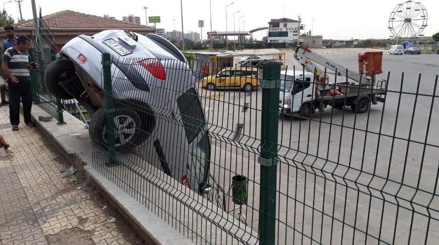 Sürücü Adayı Otomobille 3 Metreden Aşağı Düştü