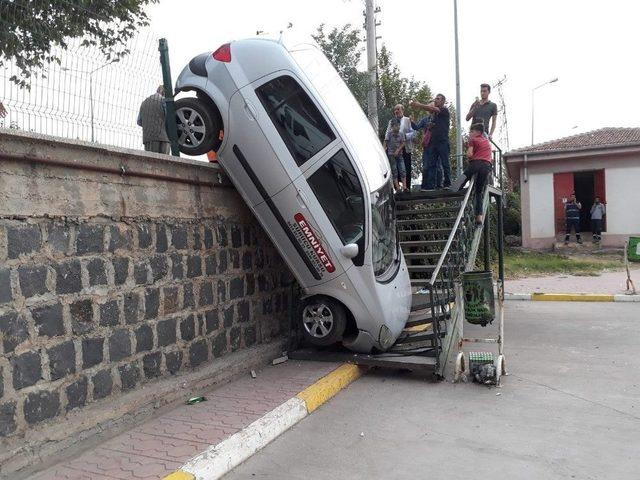 Sürücü Adayı Otomobille 3 Metreden Aşağı Düştü