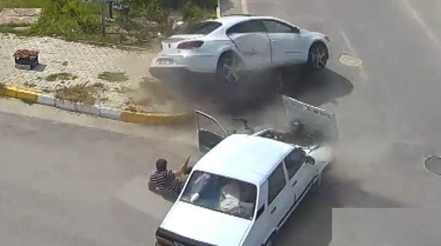 İki Ara&ccedil; &Ccedil;arpıştı, Kemer Takılı Olmayan S&uuml;r&uuml;c&uuml; Dışarı Fırladı