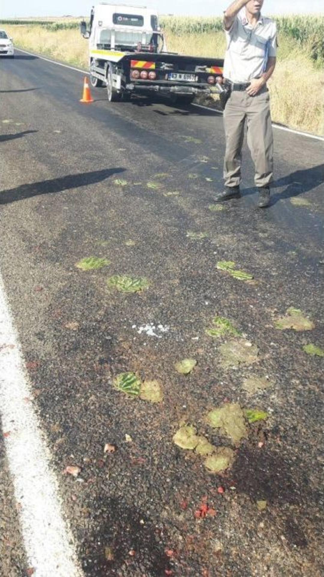 Siverek&rsquo;te Karpuz Y&uuml;kl&uuml; Kamyonet Devrildi