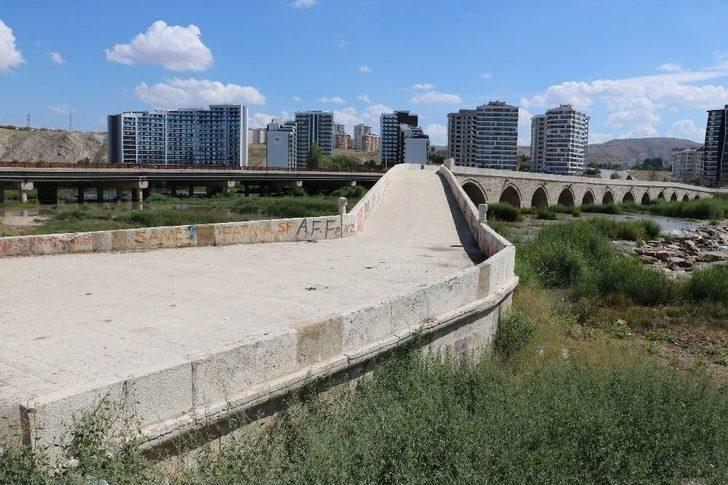 Tarihi Köprüdeki Aşk Sözleri Muhtarı İsyan Ettirdi G5