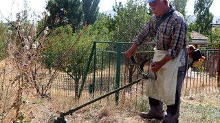 (özel Haber) 70 Yaşındaki Yaşlı Adam Köyün Her Yerini Temizliyor