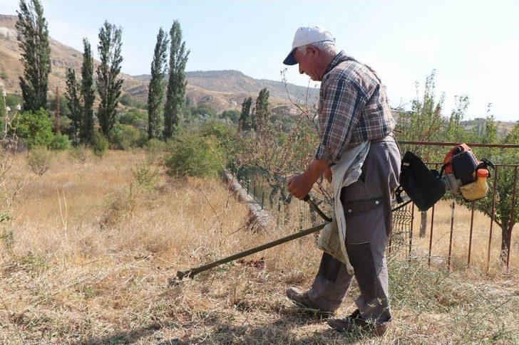 (özel Haber) 70 Yaşındaki Yaşlı Adam Köyün Her Yerini Temizliyor G1