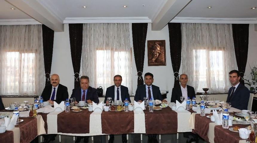 Burdur Valisi, G&ouml;rev Yeri Değişen M&uuml;lki İdare Amirleriyle Bir Araya Geldi