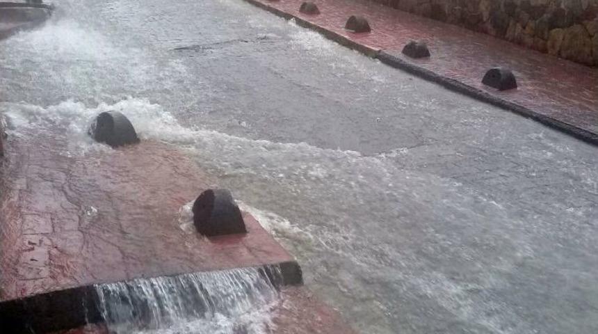 Beyoğlu&rsquo;nda Sağanak Yağış Vatandaşlara Zor Anlar Yaşattı