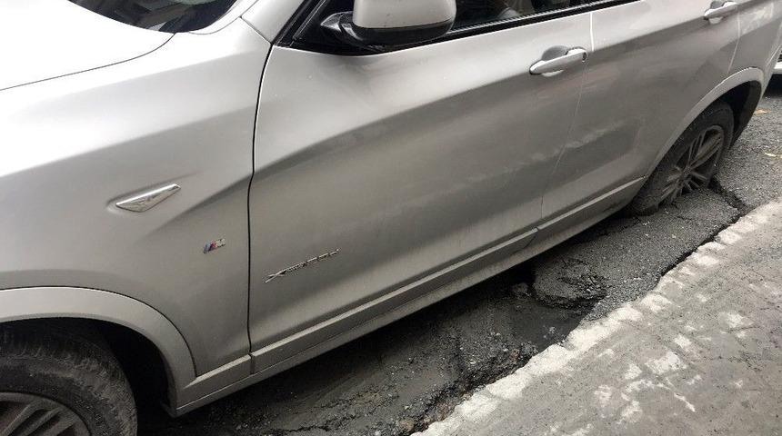 (özel) Beyoğlu’nda Yol Çöktü, Cip İçerisine Saplandı