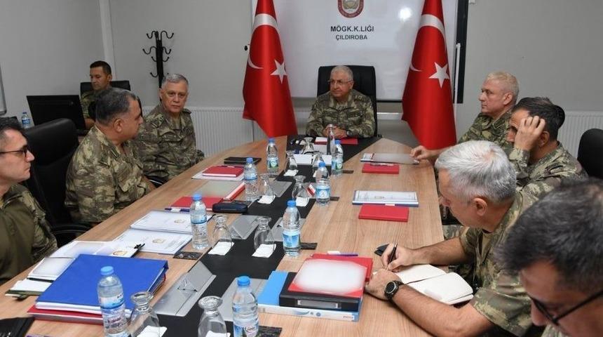 Tsk: "genelkurmay Başkanı Orgeneral Yaşar G&uuml;ler, Beraberinde Kara Kuvvetleri Komutanı Orgeneral &Uuml;mit D&uuml;ndar İle Birlikte Gaziantep Ve Hatay B&ouml;lgelerindeki Birlik Ve Kararg&acirc;hlarda İnceleme Ve Denetlemelerde Bulunmaktadır."