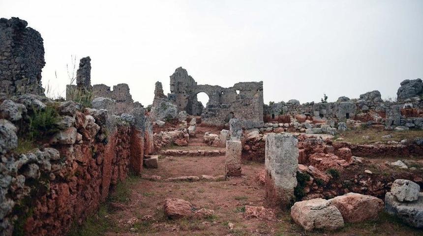 Lyrboton Kome, Ziyaret&ccedil;iyle Buluşuyor