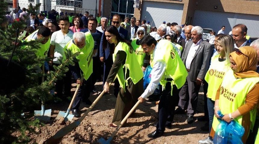 Keçiörenli Kadınlar Süpürgeleriyle Sokakları Temizledi
