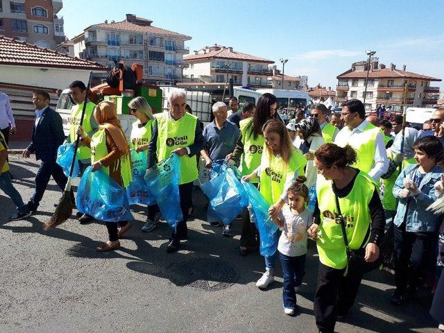 Keçiörenli Kadınlar Süpürgeleriyle Sokakları Temizledi