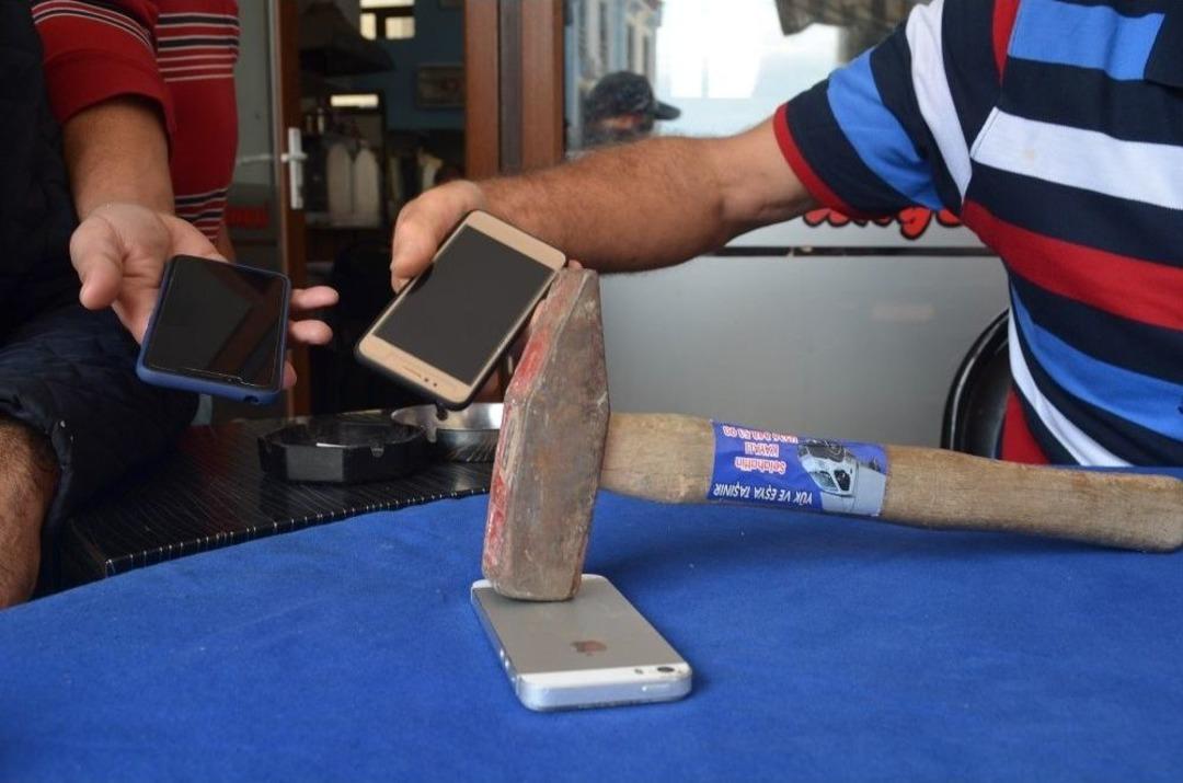 (&ouml;zel) Trump&rsquo;a Kızan Esnaf Telefonunu Par&ccedil;aladı