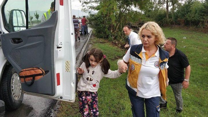 Direksiyon Başında Eşiyle Tartışırken Kaza Yaptı: 5 Yaralı G4