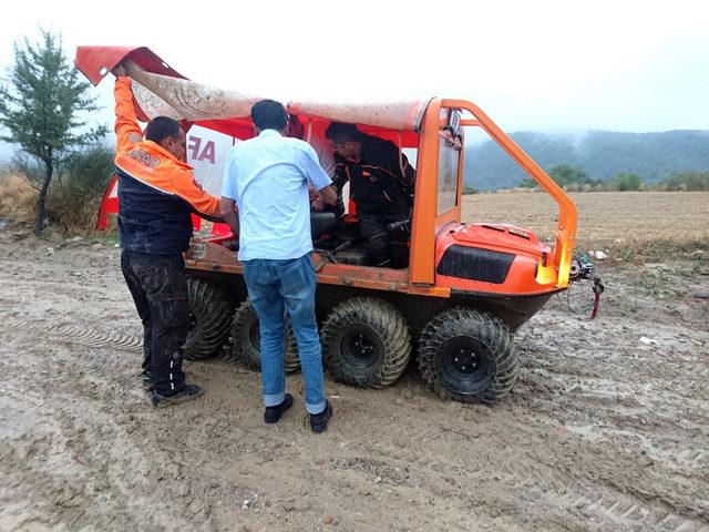 Sağanakta dağlık alanda kalanları AFAD ekibi kurtardı