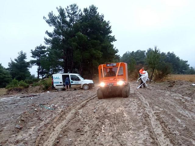 Sağanakta dağlık alanda kalanları AFAD ekibi kurtardı