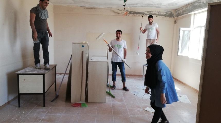 Ahbap Platformu Kozluk&rsquo;ta okul boyadı