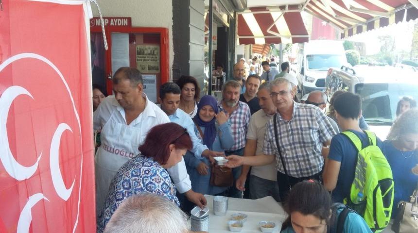 MHP Efeler İl&ccedil;e Teşkilatı aşure dağıttı