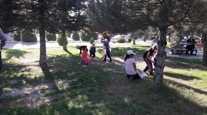 Kardelen Koleji &ouml;ğrencileri atık madde topladı