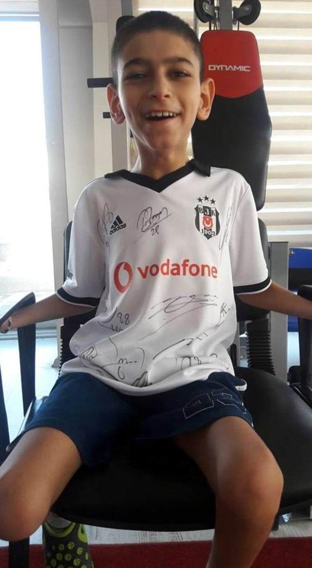 Beşiktaşlı özel çocuğun forma sevinci