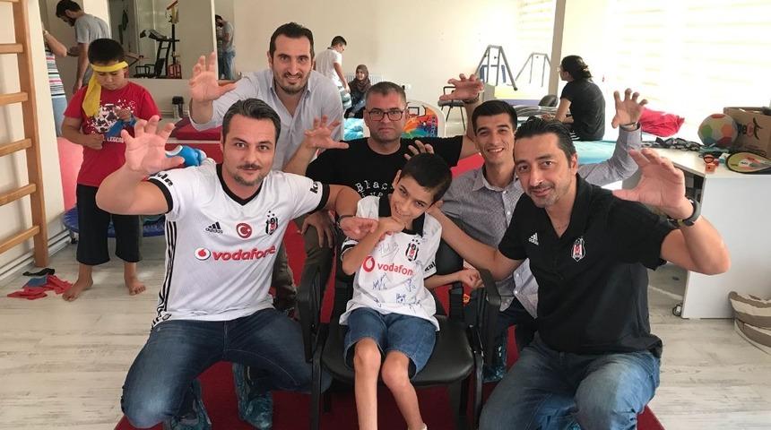 Beşiktaşlı &ouml;zel &ccedil;ocuğun forma sevinci