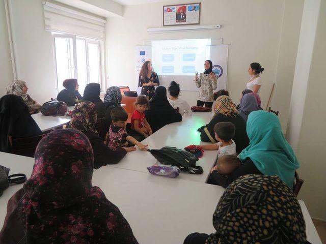 Gönüllü gençler ESOGÜ ve UNFPA Kadın Sağlığı Danışma Merkezi’nde