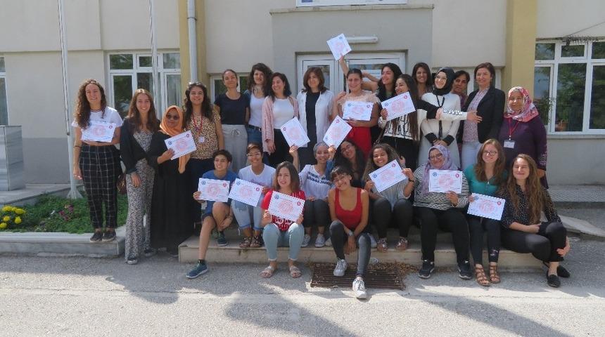 G&ouml;n&uuml;ll&uuml; gen&ccedil;ler ESOG&Uuml; ve UNFPA Kadın Sağlığı Danışma Merkezi&rsquo;nde