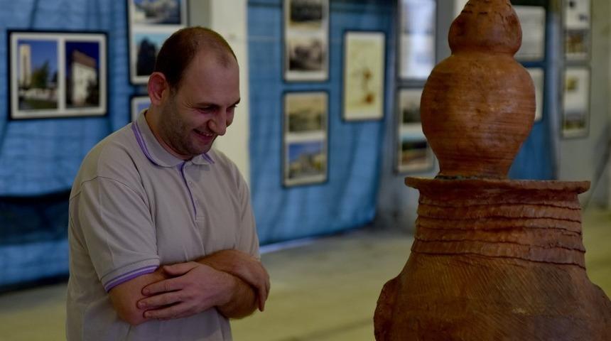 Engelli bireyler &ccedil;amura şekil verdi