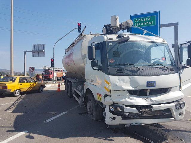 Bolu’da kamyonla otomobil çarpıştı: 2 yaralı