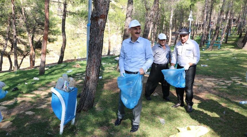 Başkan Okay &ccedil;evre temizliği yaptı