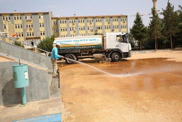 Haliliye’de okul bahçelerinde temizlik çalışmaları sürüyor