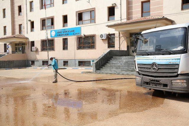 Haliliye’de okul bahçelerinde temizlik çalışmaları sürüyor