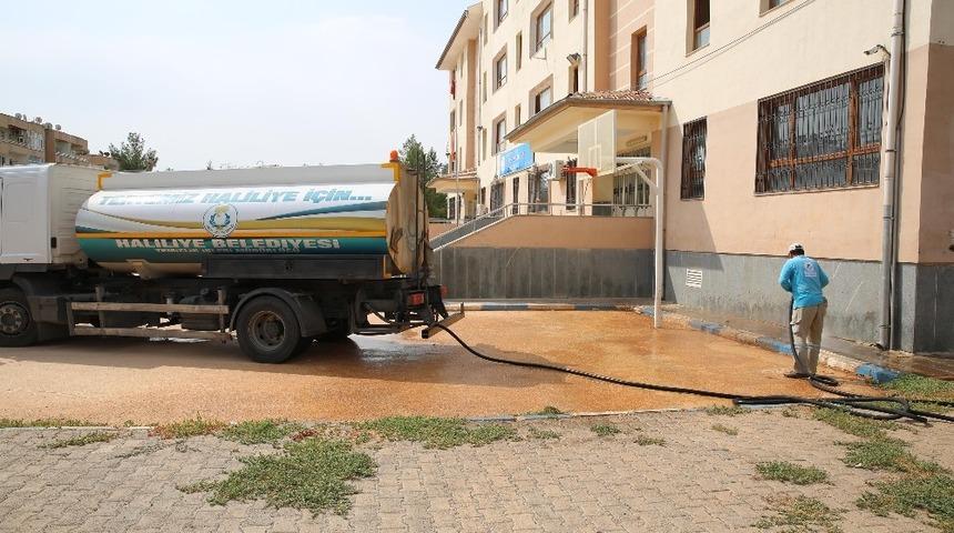Haliliye&rsquo;de okul bah&ccedil;elerinde temizlik &ccedil;alışmaları s&uuml;r&uuml;yor