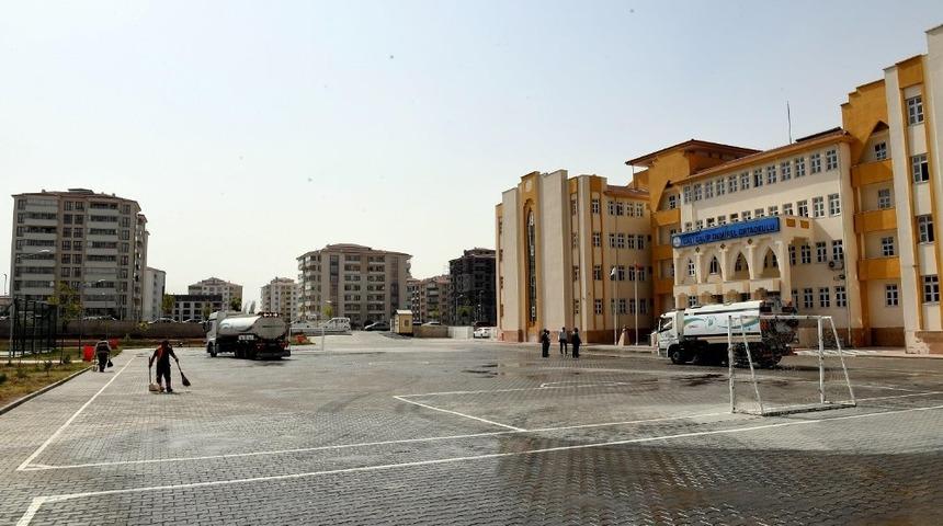 Yeşilyurt Belediyesi, il&ccedil;edeki okulların temizliğini yaptı