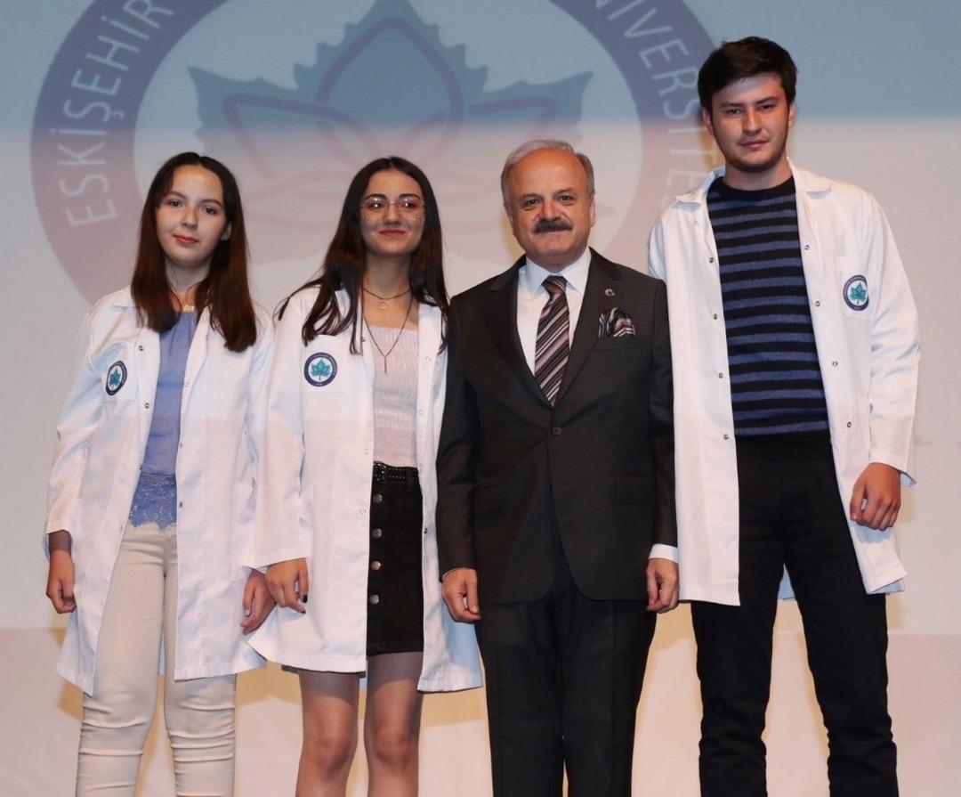 ESOG&Uuml; Tıp Fak&uuml;ltesi&rsquo;nin yeni &ouml;ğrencileri beyaz &ouml;nl&uuml;klerini giydi