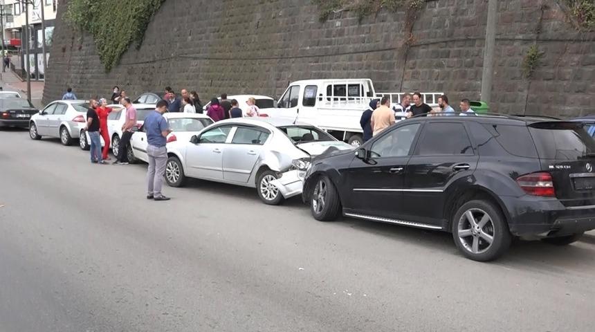 L&uuml;ks cip kaza yaptı; 9 ara&ccedil; maddi hasar g&ouml;rd&uuml;