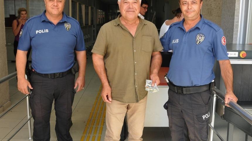 Polis adliye koridorunda bulduğu parayı sahibine teslim etti
