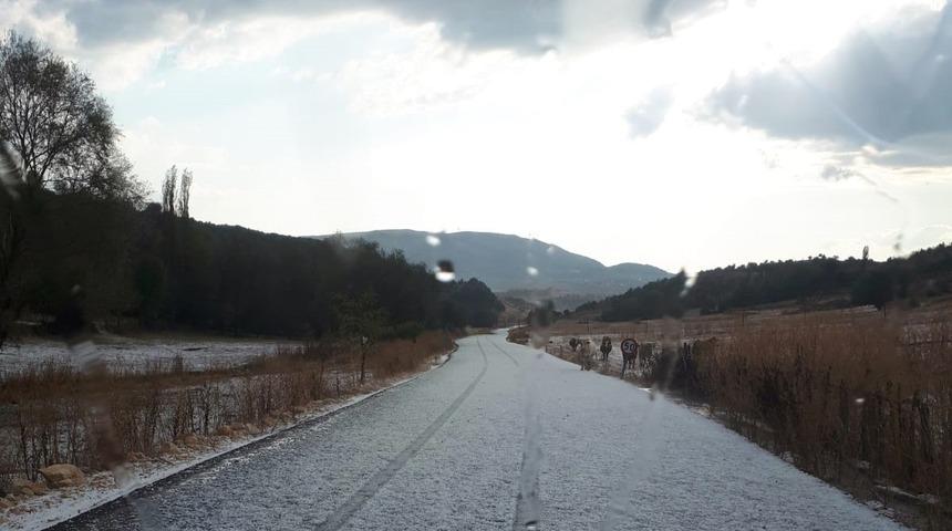 Dolu yağışı Tokat’ın Reşadiye ilçesini beyaza bürüdü