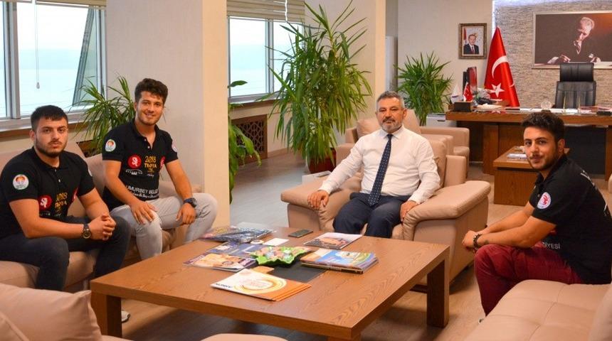 Elektrikli Otomobil Projesi &ouml;ğrencilerinden Rekt&ouml;r Acer&rsquo;e ziyaret