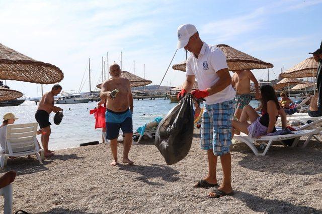 ‘Bodrum için 3 Dakika’ plaj temizliği devam ediyor
