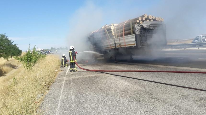 Tırın alev alan lastiğini itfaiye s&ouml;nd&uuml;rd&uuml;
