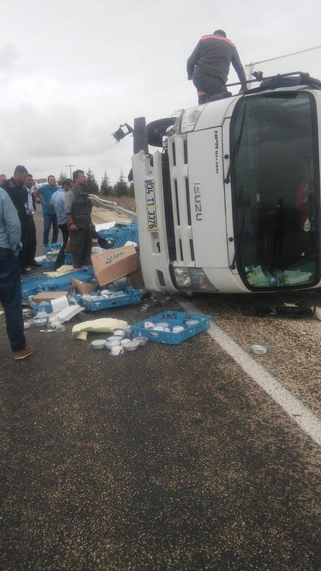 Tatlı yüklü kamyon yola devrildi